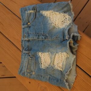 Hight waisted ripped shorts with lace detail